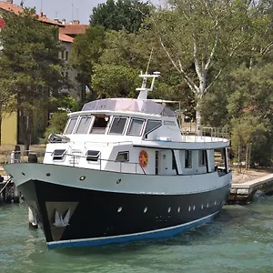  Bateau-hôtel Yacht Fortebraccio